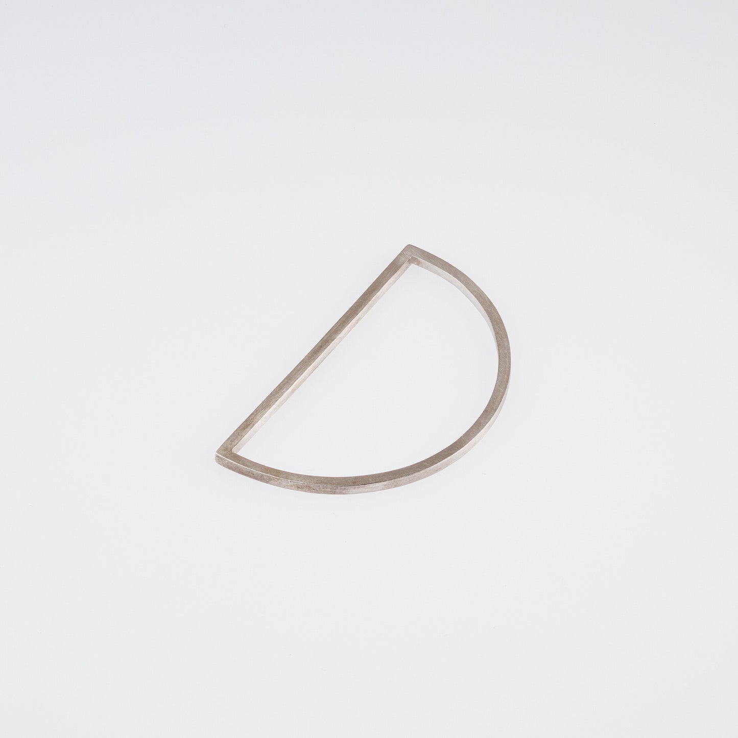 D-shaped earring